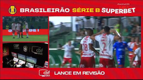 Jogador expulso no Brasil por celebrar golo... com as mãos nas orelhas