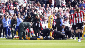 Jogador do Brighton teve que receber oxigénio após choque de cabeças no jogo contra o Brentford
