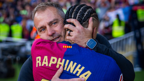 Hansi Flick e Raphinha abraçados no final do Barcelona-Celta de Vigo em 2025