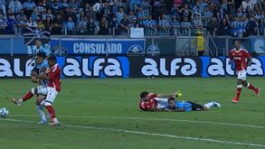 «Os dois tentam jogar a bola»: as imagens do polémico penálti não assinalado no 'GreNal'