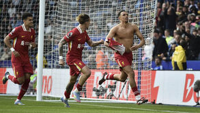 Trent Alexander-Arnold festeja o único golo do Leicester-Liverpool
