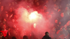 Adeptos do Benfica com tochas nas bancadas