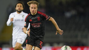 Schjelderup ultrapassa Bruma na hierarquia