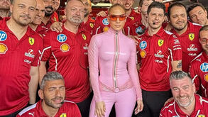 Macacão rosa em látex e muitos sorrisos: Jennifer Lopez incendeia redes sociais com visita à boxe da Ferrari 
