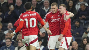 Jogadores do Nottingham Forest festejam golo frente ao Tottenham