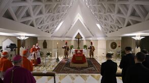Vaticano divulga primeiras imagens do velório do Papa