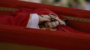 O anel de Buenos Aires, o terço e a veste vermelha: o que significa a roupa de Francisco?