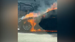 Carro incendeia-se na CRIL em Lisboa: as imagens impressionantes