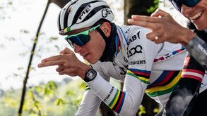 Pogacar mostra o caminho