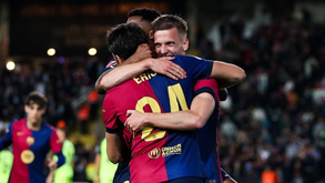 Dani Olmo (Barcelona) celebra golo frente ao Maiorca com os companheiros de equipa