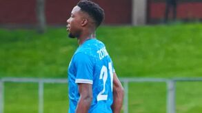 Defesa de 22 anos morre após colapsar no aquecimento antes de um jogo