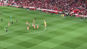 Uma (pré-)assistência muito saudada: colegas celebram com Samuel Soares 3.º golo do Benfica