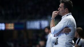 Técnico leonino pensativo