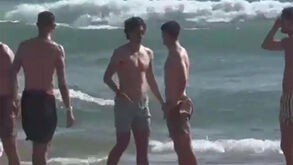 Leões à solta na praia: Gyökeres e companhia foram à Caparica dar um mergulho