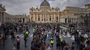 Multidão de fiéis rumam à Praça de São Pedro