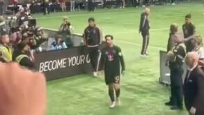 Adepto provoca Messi com camisola de Ronaldo após derrota do Inter Miami