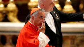 Reviravolta no caso do cardeal italiano que quer participar no Conclave: Francisco ordenou que não fosse autorizado