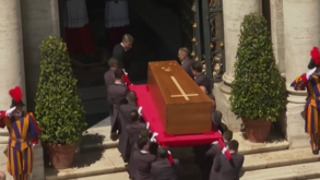 Último adeus ao Papa Francisco em direto: cortejo fúnebre já chegou à Basílica de Santa Maria Maior