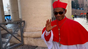 A chegada dos cardeais que vão eleger o próximo Sumo Pontífice ao funeral do Papa Francisco