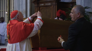 Momento privado: Vaticano divulga vídeo da cerimónia que concluiu funeral do Papa Francisco