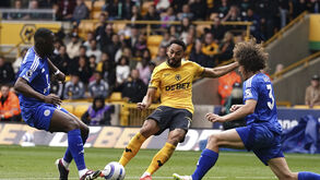 Momento do jogo entre Wolverhampton e Leicester 