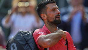 Novak Djokovic desiludido após ser eliminado em Madrid