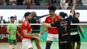 Os jogadores em ação durante o Sporting-Benfica