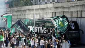 Sporting ao colo dos adeptos: as imagens da partida para o Norte