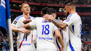 Jogadores do Lyon festejam após golo marcado ao Rennes