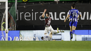 O lance entre Bucca e Cláudio Ramos na 2.ª parte do E. Amadora-FC Porto