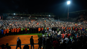 Lorient confirma regresso à 1.ª divisão francesa e no final... houve invasão dos adeptos