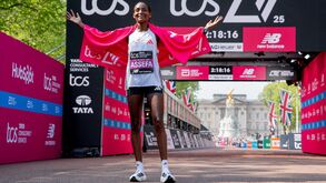 Tigist Assefa vence Maratona de Londres com recorde mundial em provas separadas