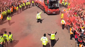A loucura na chegada do autocarro do Liverpool antes do jogo que pode dar o título