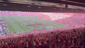 O momento emocionante em que Anfield cantou em coro o 