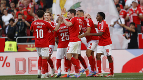 Benfica dá meia dúzia ao AVS e assume a liderança isolada da Liga Betclic à espera do Sporting
