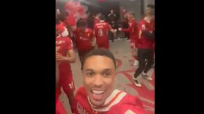 Alexander-Arnold mostra como foi a festa no balneário do Liverpool