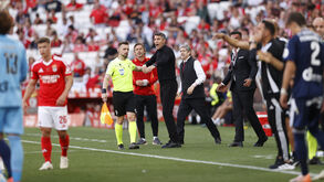 Banco e jogadores do Benfica não esconderam a revolta com os 2 minutos de tempo extra
