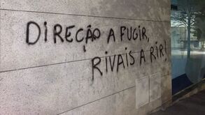 «Piloto mimado, destruíste o legado»: Villas-Boas visado em novos grafitis nas imediações do Dragão 