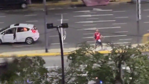 Adepto do River Plate pára carro no meio da rua e faz gestos obscenos aos jogadores do Boca Juniors