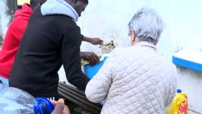 «A luz faz falta, mas a água faz mais»: moradores de Queluz desesperados sem água potável em casa