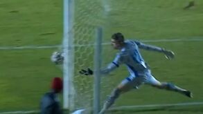 Alexandre Cajuru não conseguiu agarrar a bola num lance que parecia inofensivo