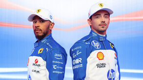 Ferrari anuncia que Hamilton e Leclerc vão vestir macacão azul e branco no Grande Prémio de Miami