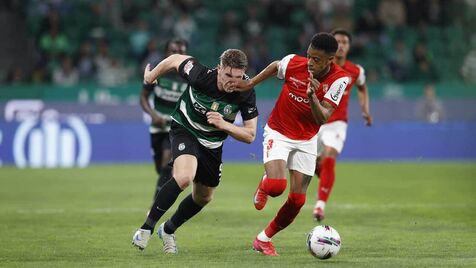 Debast atira à malha lateral num livre direto e logo depois o Sp. Braga fica perto de empatar