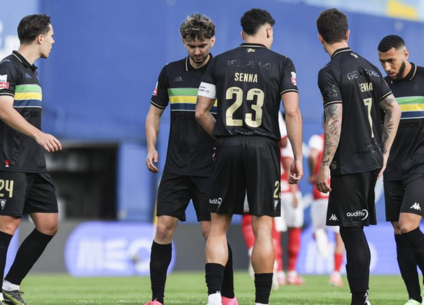 Jogadores do Estoril entraram em campo com o nome de Ayrton Senna nas  costas - Fotogalerias - Jornal Record