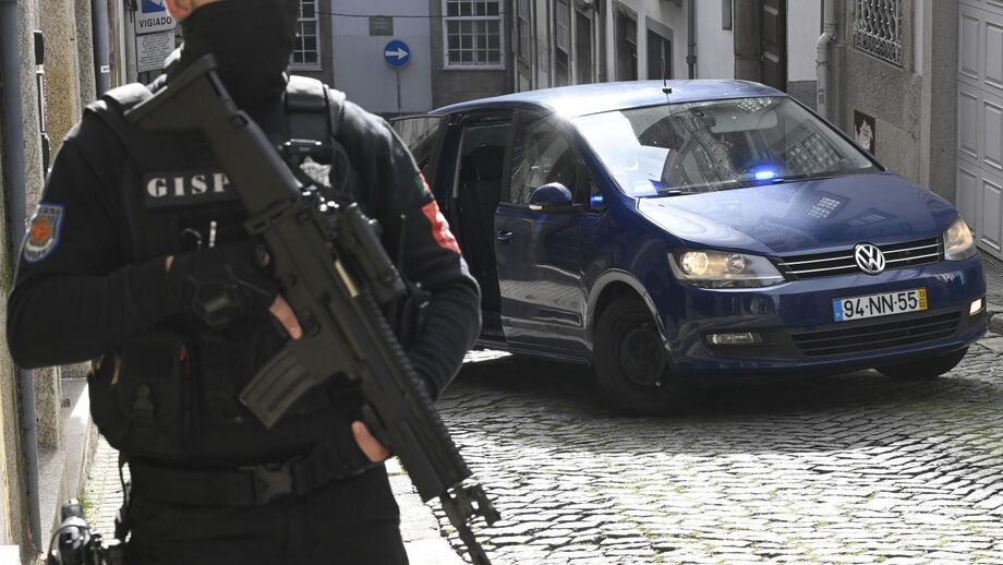 Carrinha celular à entrada do Tribunal de S. João Novo