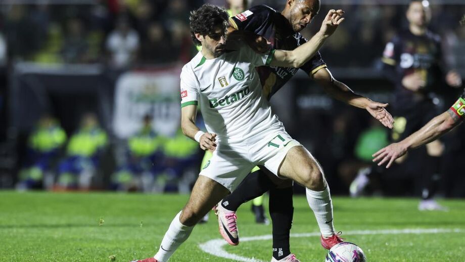 Léo Cordeiro disputa lance com Trincão