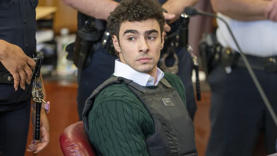 Luigi Mangione durante o julgamento