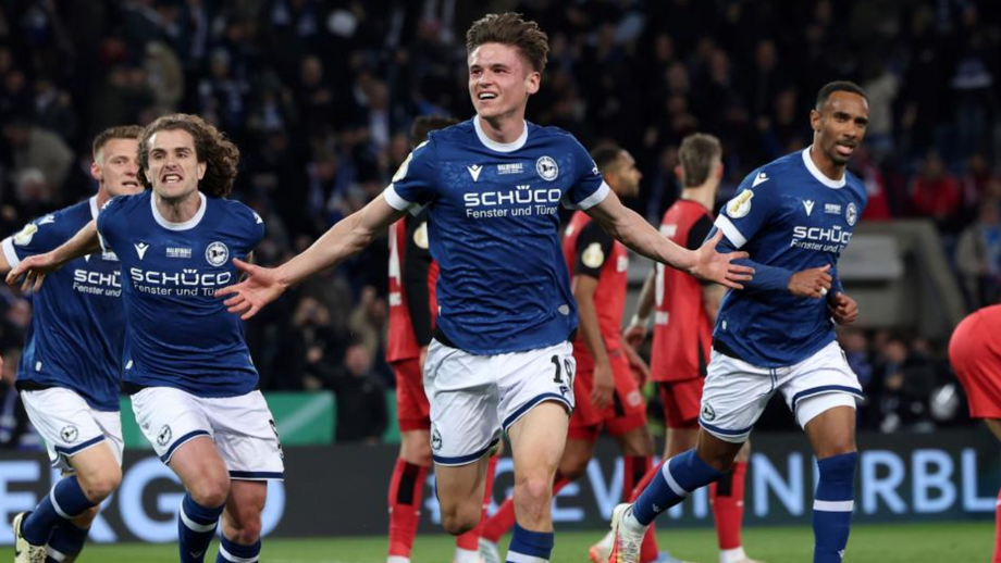 Arminia Bielefeld festeja vitória sobre o Bayer Leverkusen nas meias-finais da Taça da Alemanha 2024/25