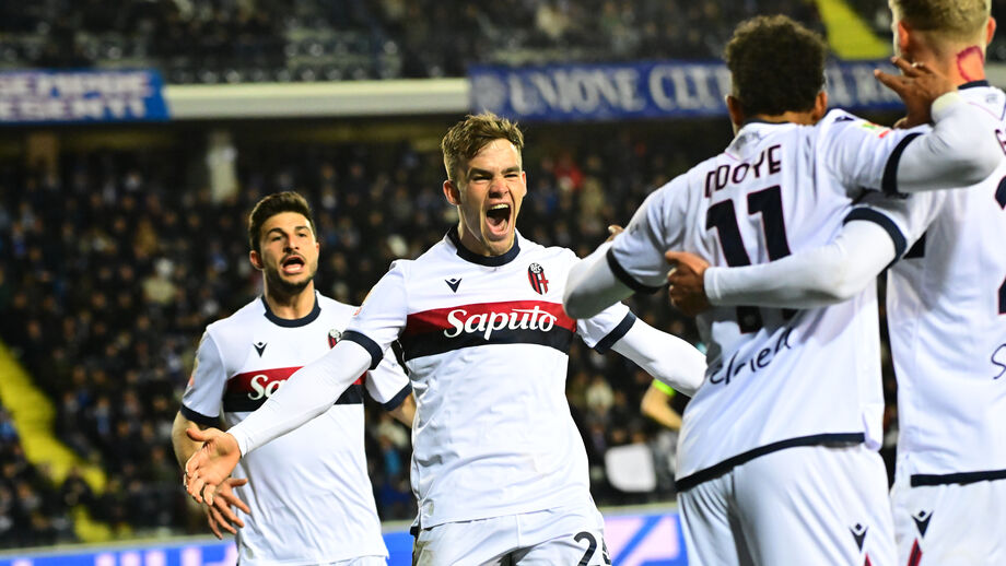 Jogadores do Bolonha festejam vitória frente ao Empoli