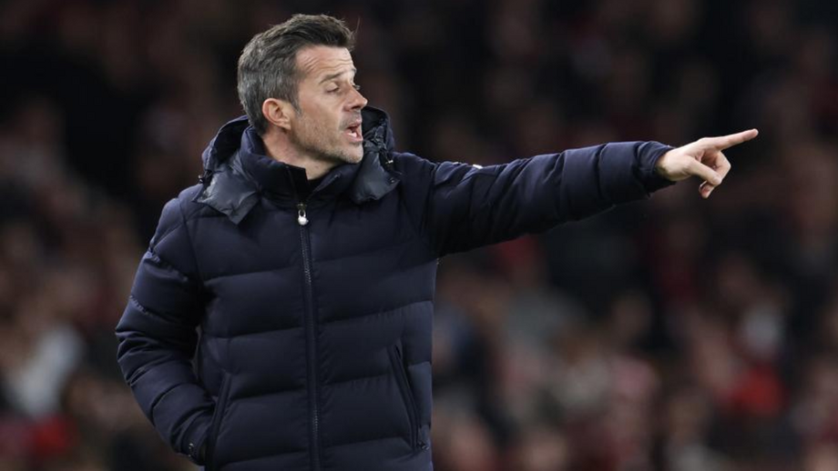 Marco Silva dá indicações aos jogadores durante o jogo com o Arsenal
